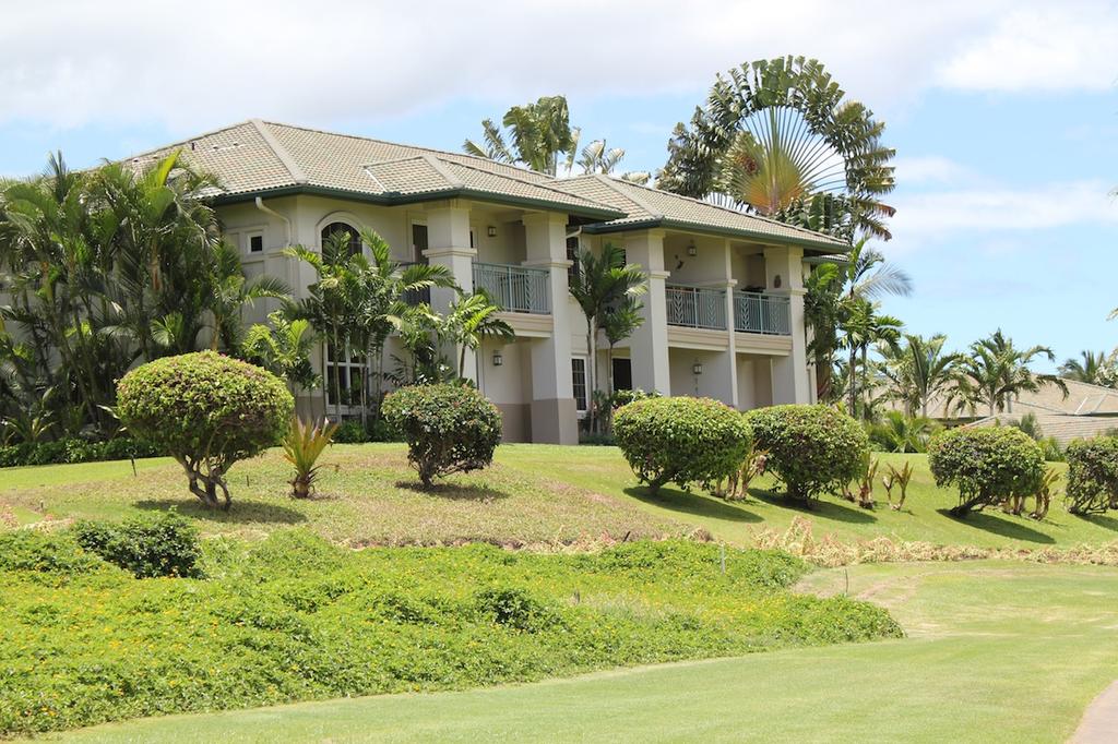 Manicured shrubs and trees are present in the Wailea Fairway Villas community