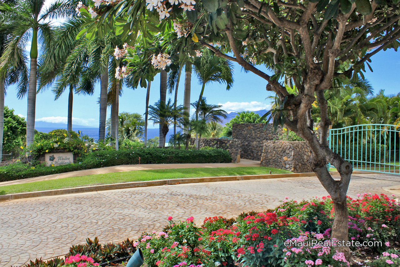 Gated entry at Wailea Highlands.