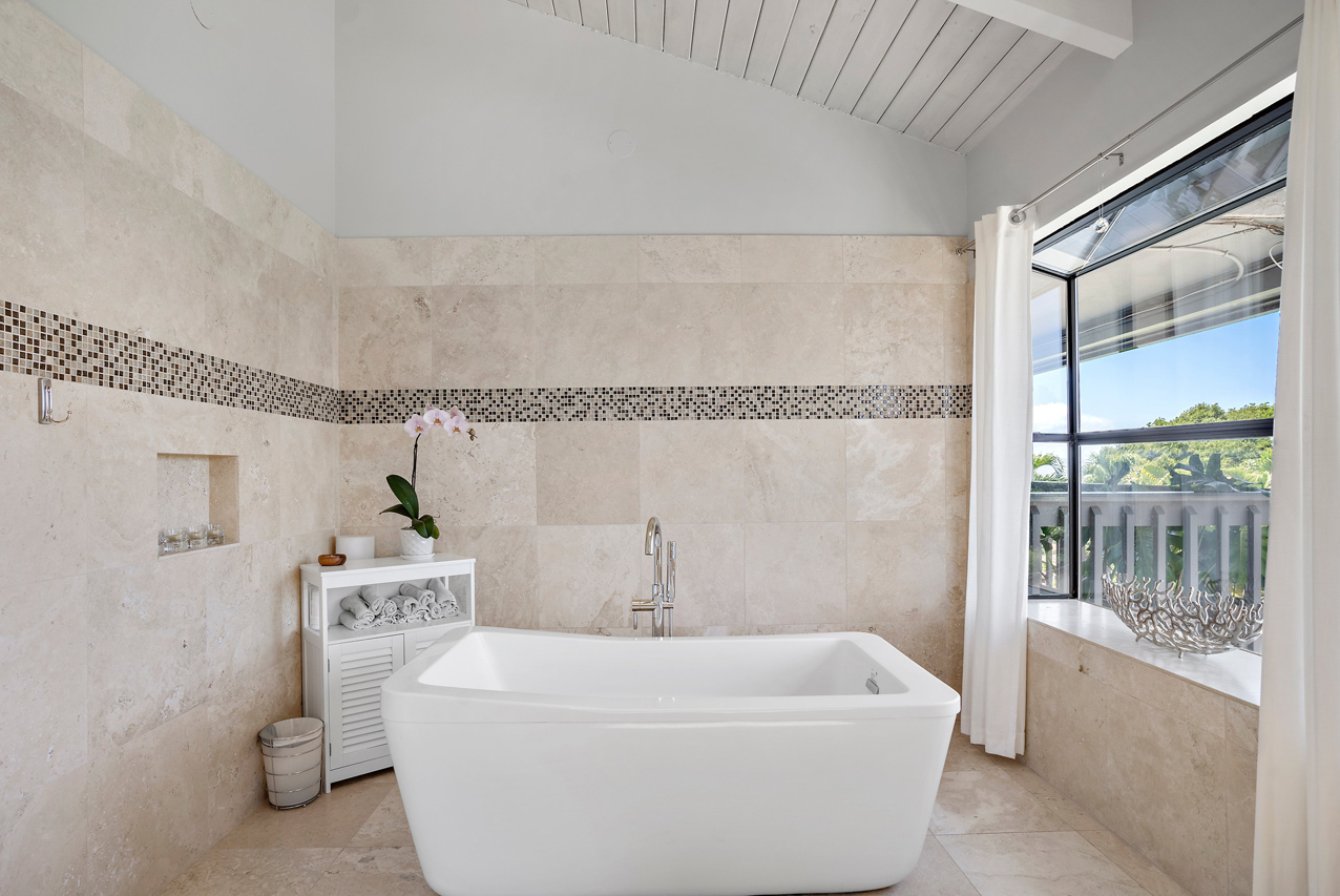 Tub with ocean view: 