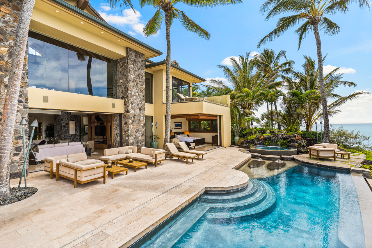 Spacious Lanai and Pool: 