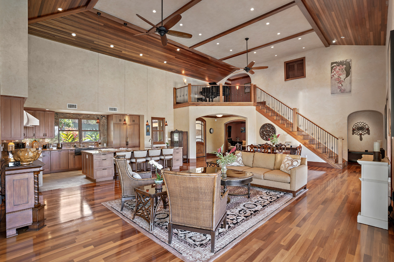 Grand high ceiling in Living Room: 