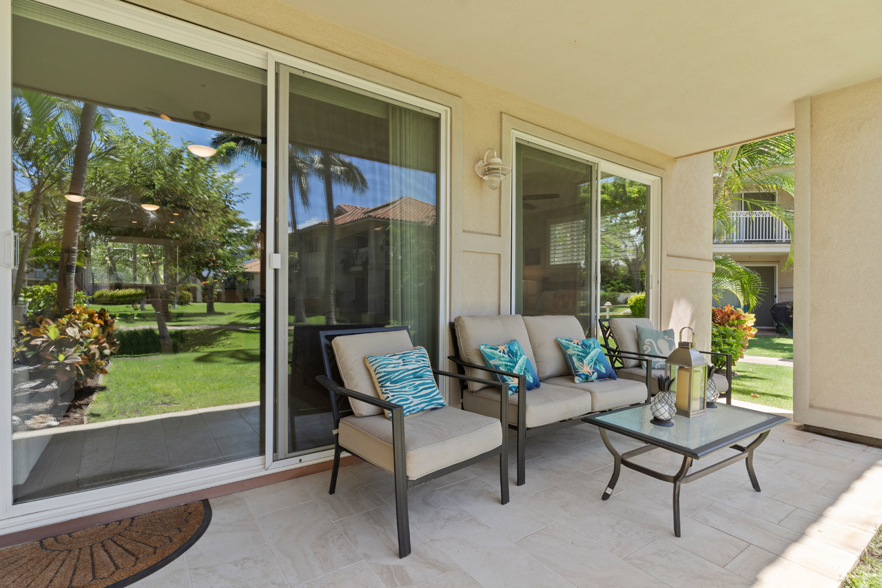 Spacious covered lanai: 