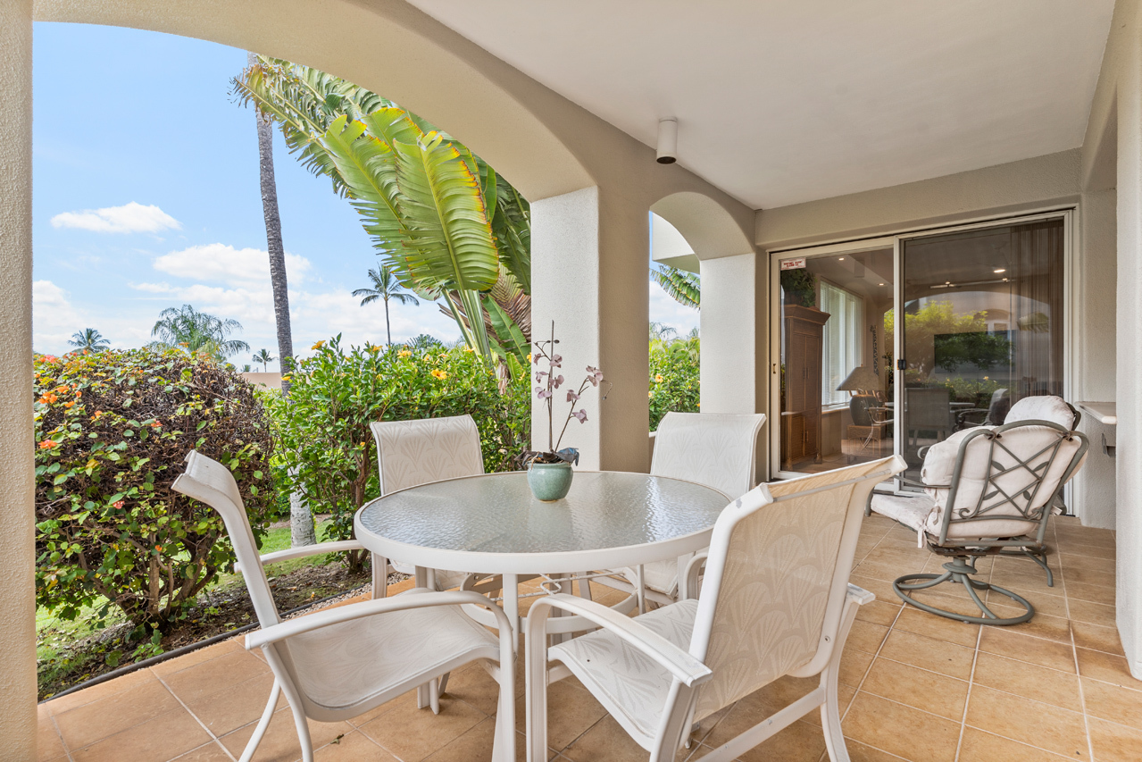 Spacious wrap-around lanai: Covered area