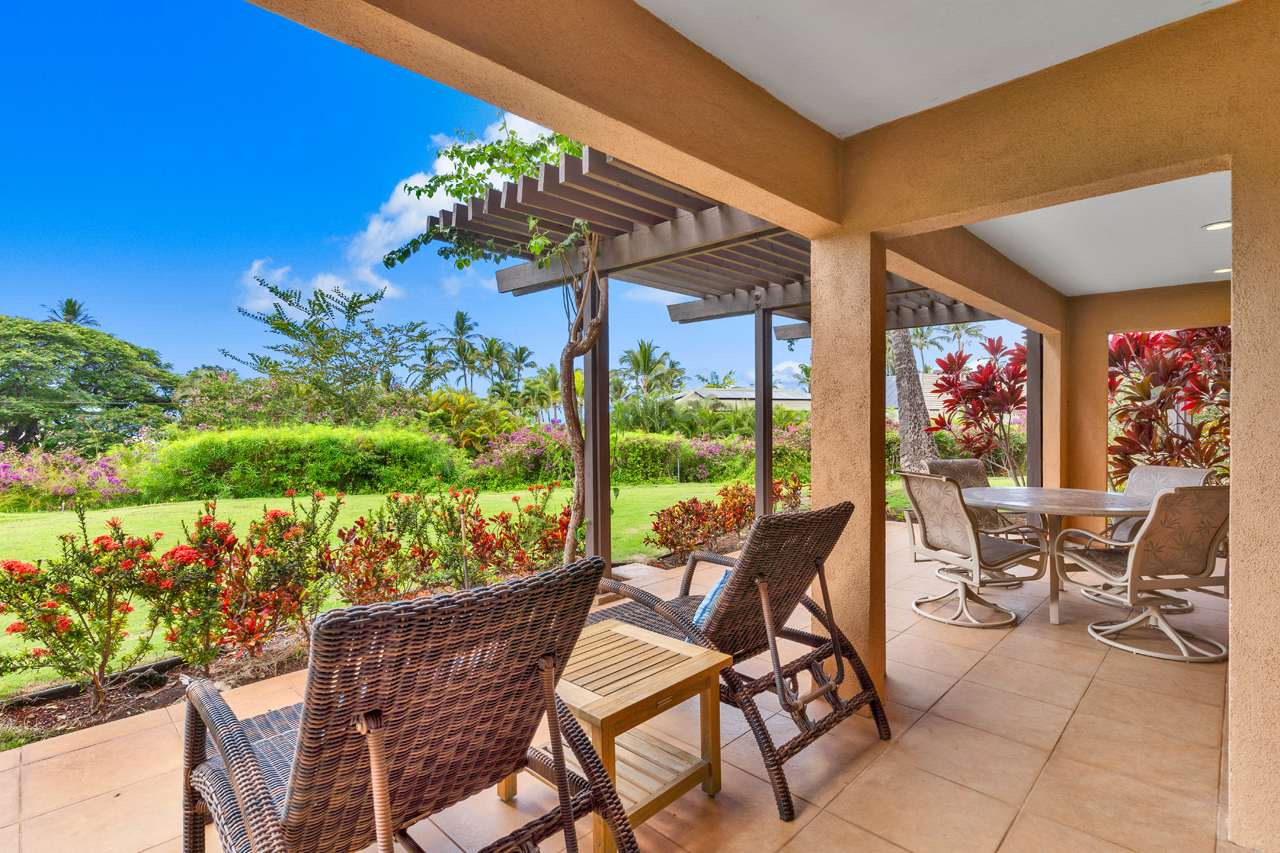 Wide covered Lanai: 