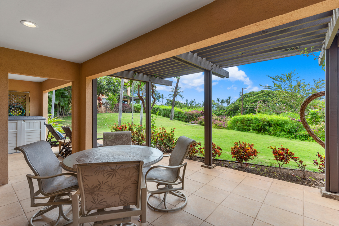Wide covered Lanai: 