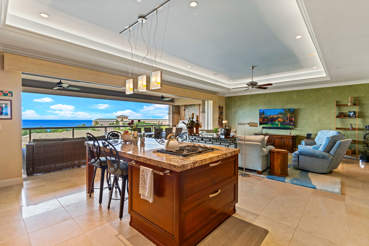 Kitchen with Ocean views: 