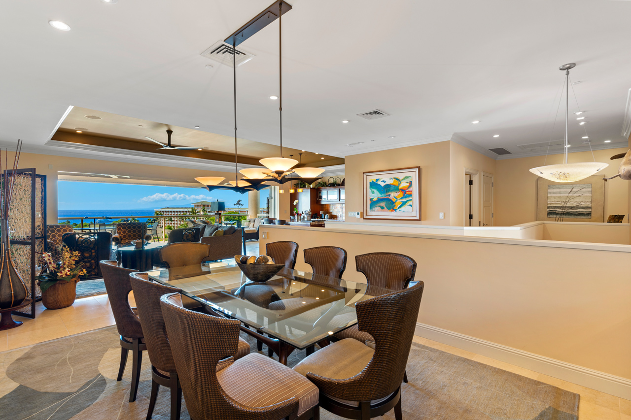Dining area with ocean views: 