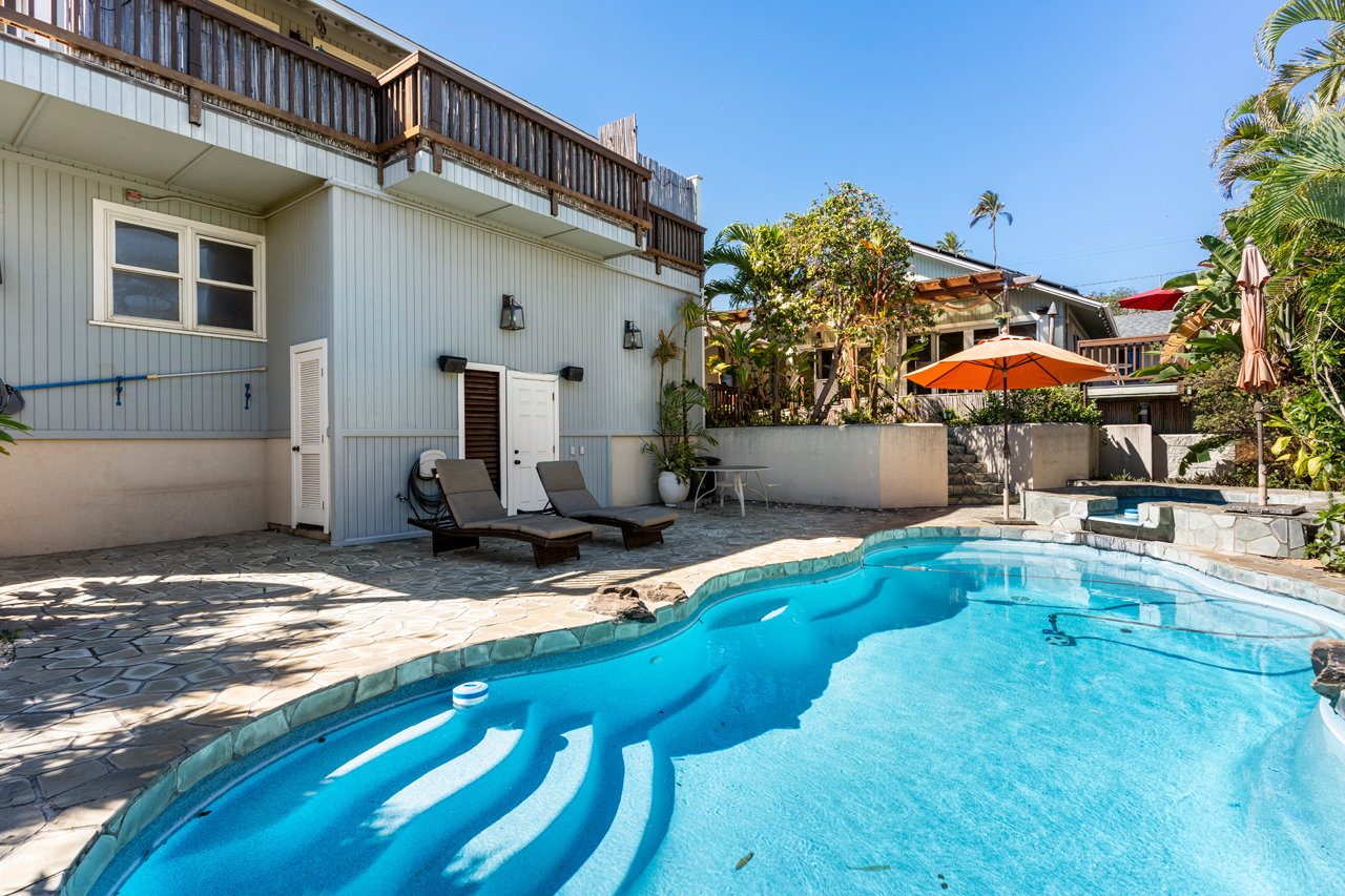 Pool with Hot tub: 