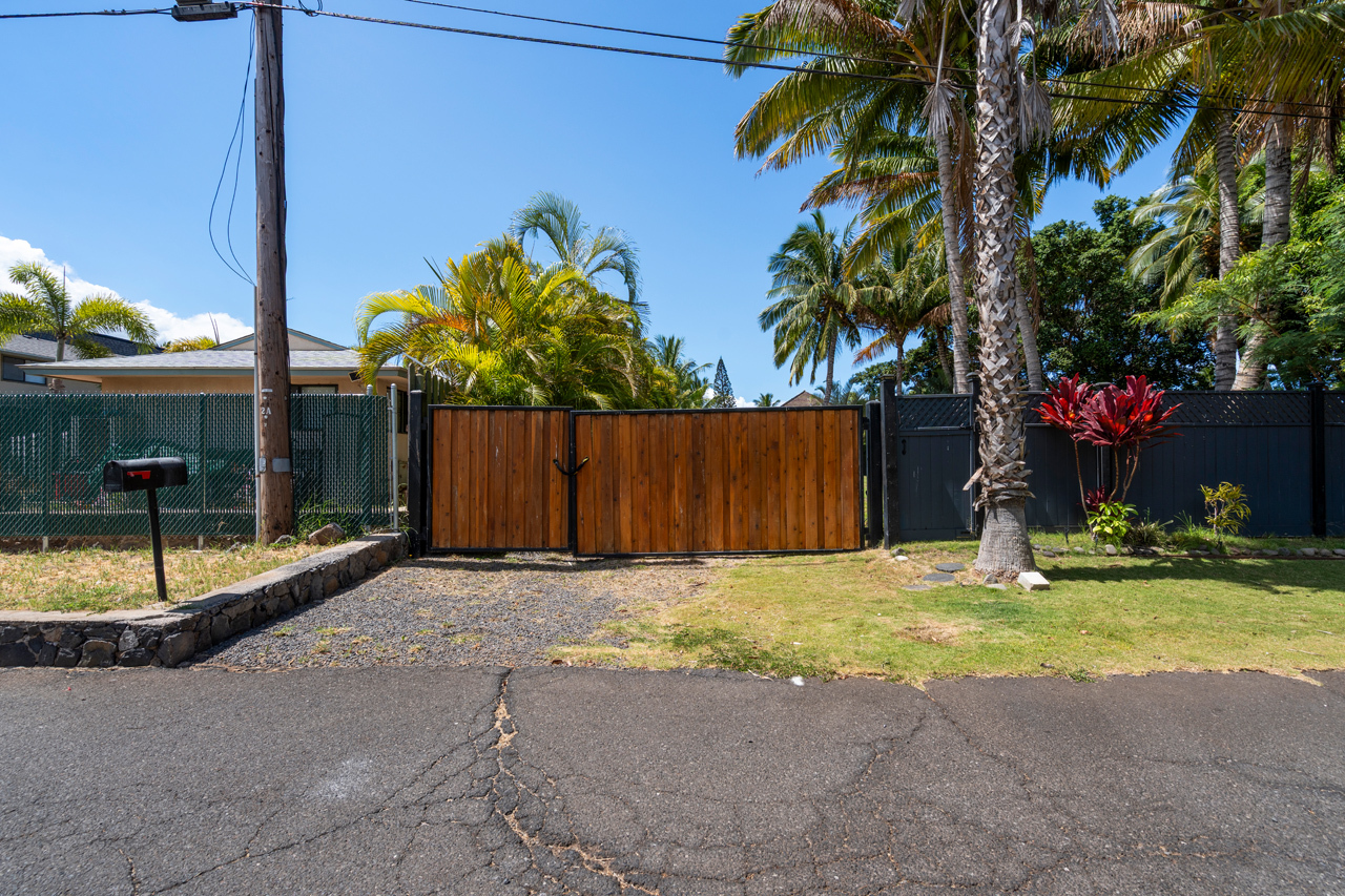 Fenced property entrance: 